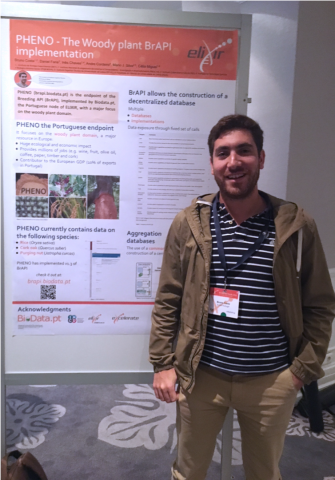 Bruno Costa and his winner poster "PHENO - The Woody plant BrAPI implementation"